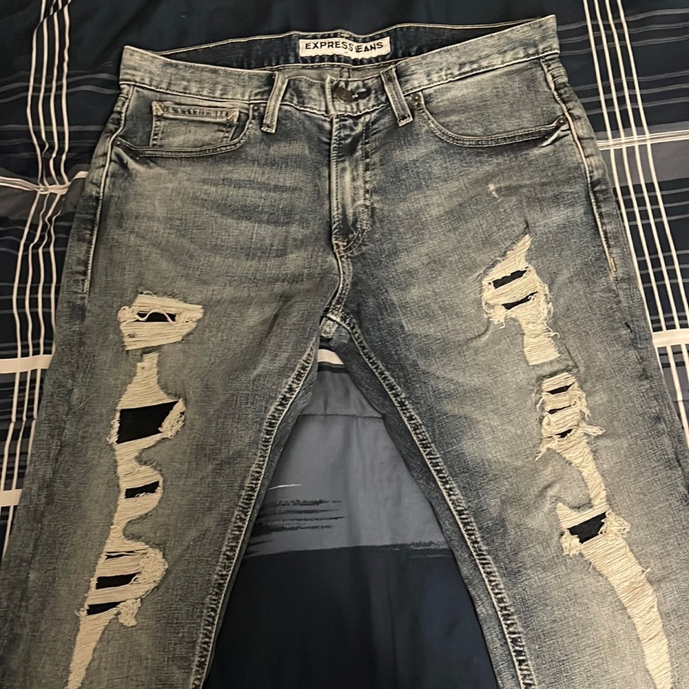 Mens jeans sizes range between 28-30,32-32